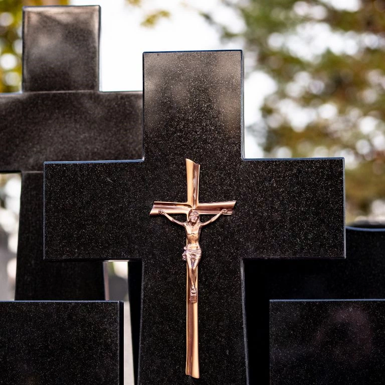 krzyż na pomniku